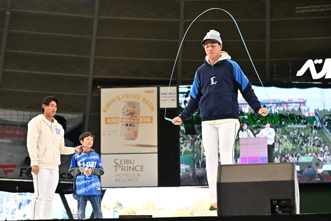 チーム対抗の縄跳び対決をする西武長谷川（右）と見守る西川（左）（撮影・滝沢徹郎）