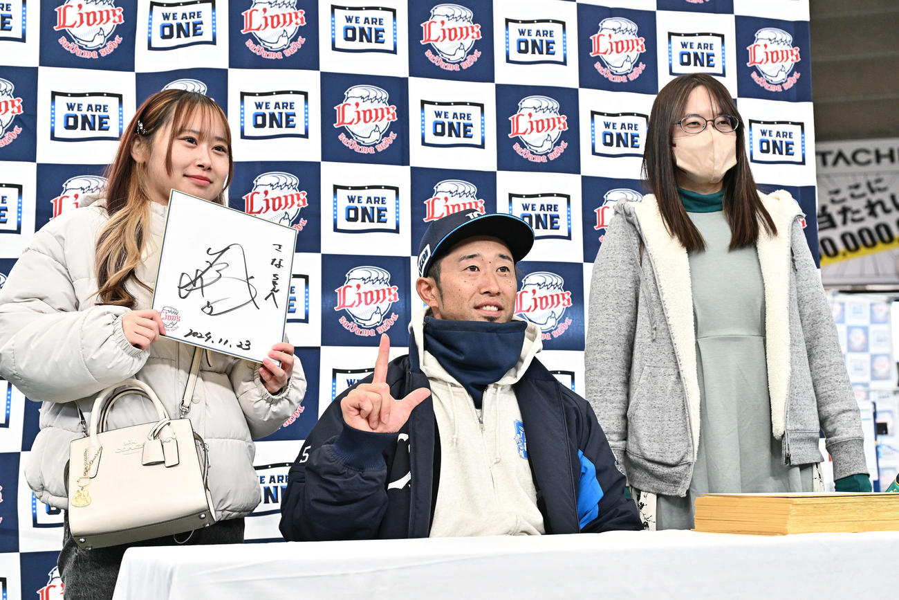 サインしたをファンと記念撮影する西武外崎（撮影・滝沢徹郎）