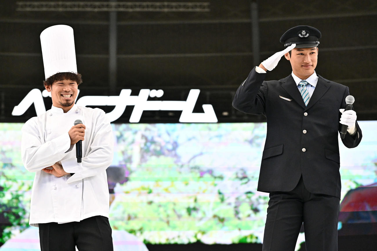 オープニングセレモニーにコック姿で登場した西武田村（左）と車掌姿の羽田（撮影・滝沢徹郎）