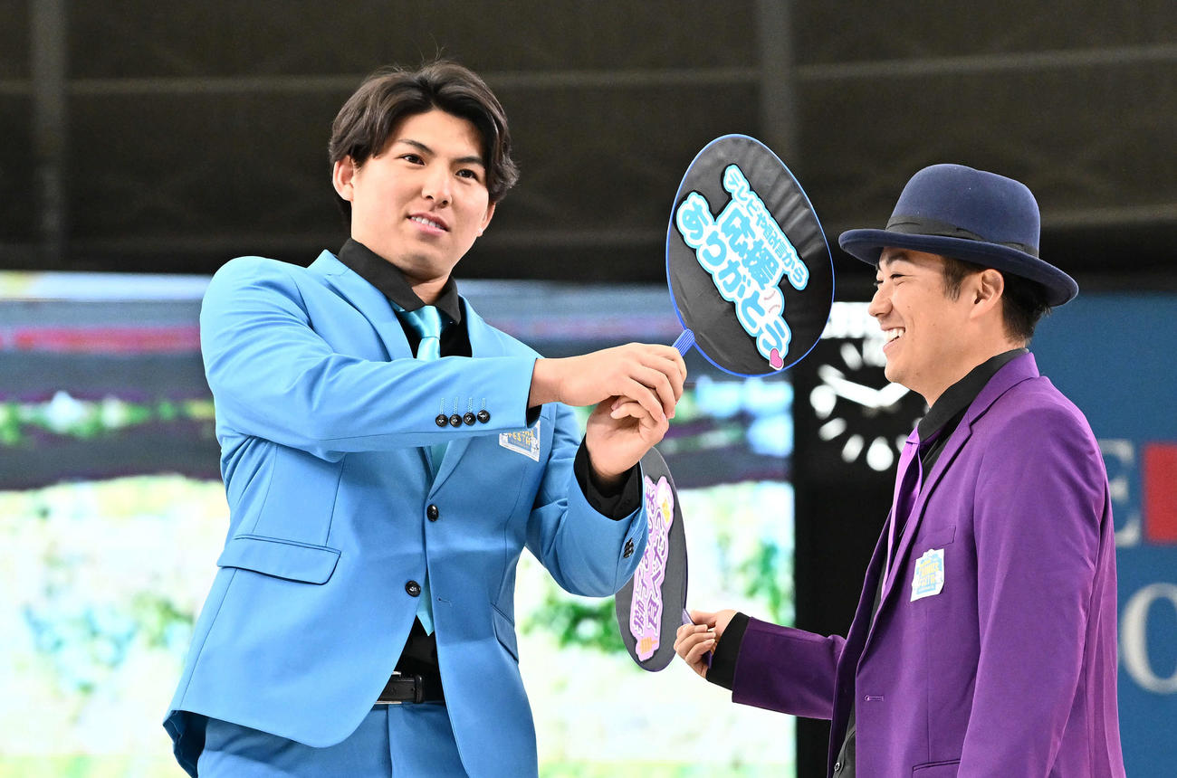 熱唱する西武杉山の歌に合わせてうちわを振る西武武内（左）と糸川（撮影・滝沢徹郎）