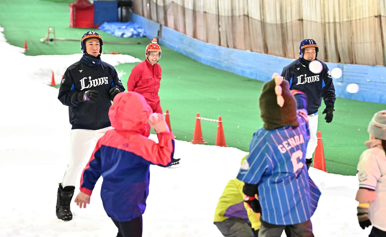 狭山スキー場で子供のファンと雪合戦する西武杉山（左）と上田（撮影・滝沢徹郎）