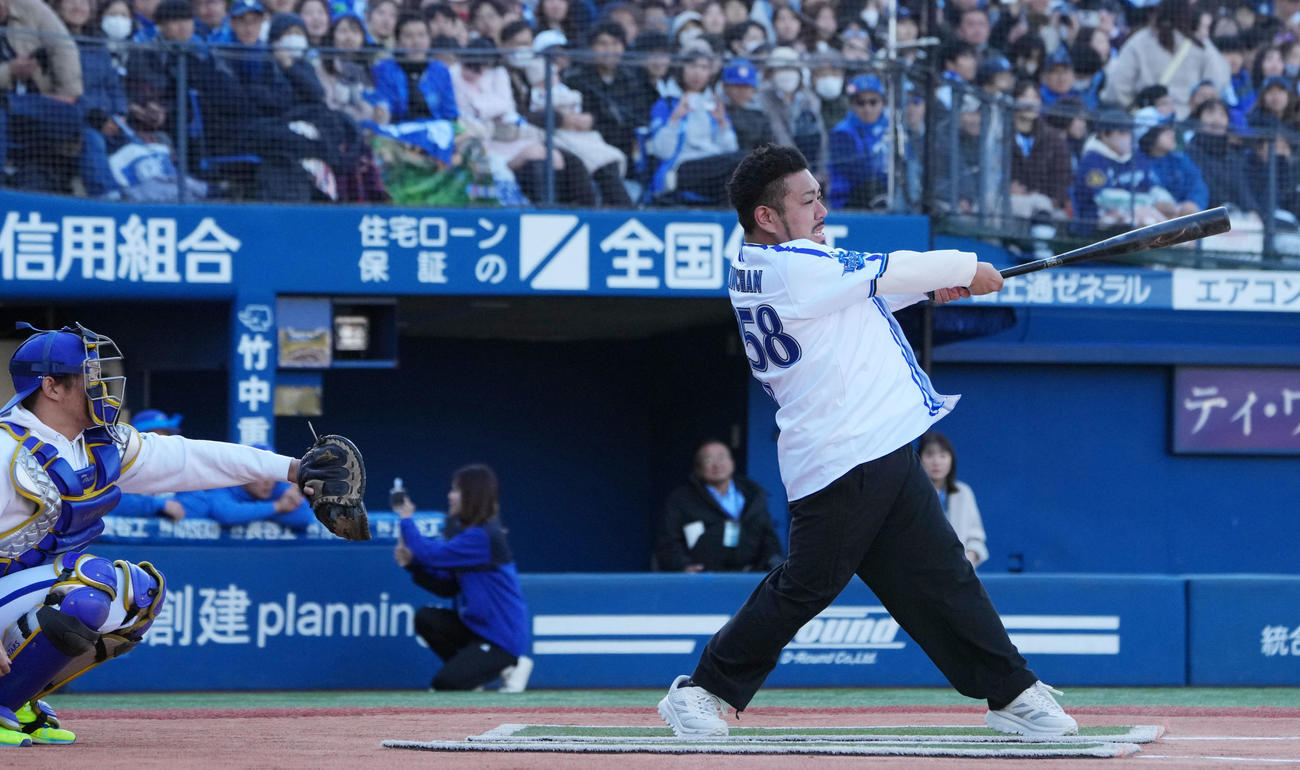 紅白戦で本塁打を放ったかに見えた鬼越トマホークの金ちゃんだったがDeNA山本のリクエストにより判定が覆りアウトとなる（撮影・横山健太）