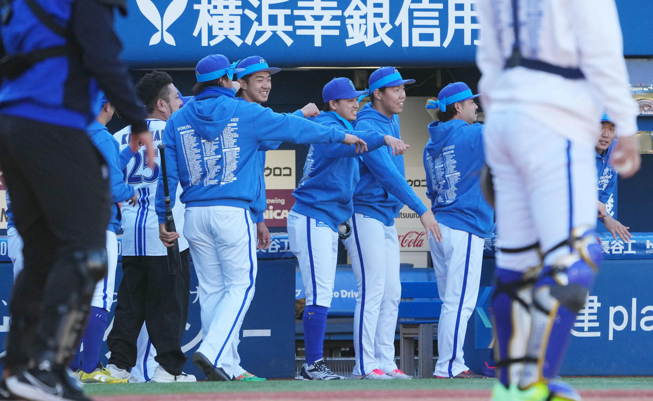 紅白戦で本塁打を放ったかに見えた鬼越トマホークの金ちゃんだったがDeNA山本のリクエストにより判定が覆りアウトとなる（撮影・横山健太）