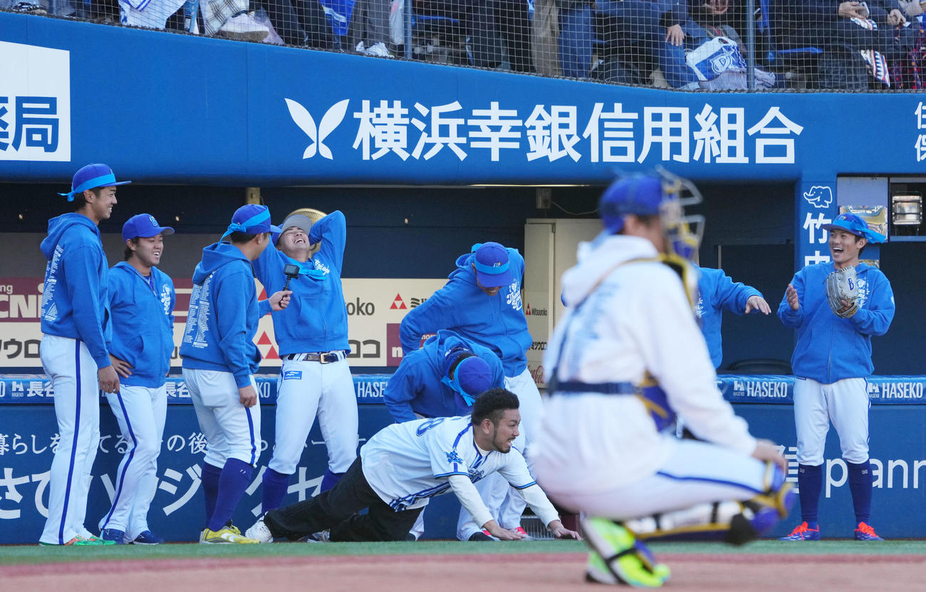 紅白戦で本塁打を放ったかに見えた鬼越トマホークの金ちゃんだったがDeNA山本のリクエストにより判定が覆りアウトとなる（撮影・横山健太）