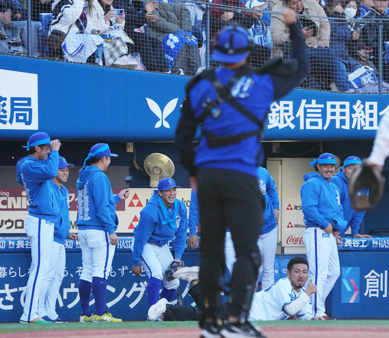 紅白戦で本塁打を放ったかに見えた鬼越トマホークの金ちゃんだったがDeNA山本のリクエストにより判定が覆りアウトとなる（撮影・横山健太）
