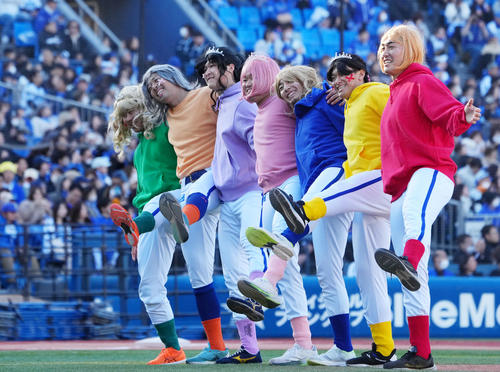 【DeNA】ルーキーたちが一糸乱れぬ女装ダンス「ねえねえねえ」アイドルばり胸キュンセリフ - プロ野球 : 日刊スポーツ
