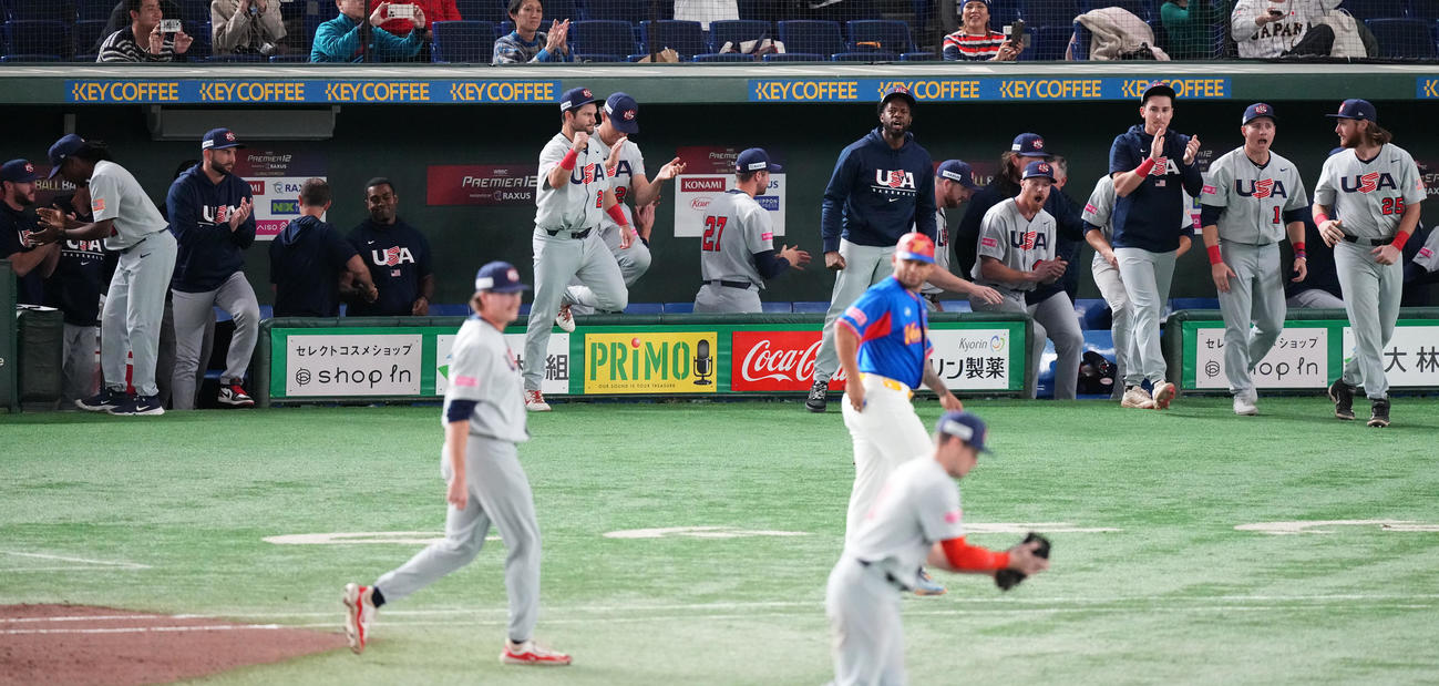 ベネズエラ対米国
ベネズエラに勝利し喜ぶ米国ナイン（撮影・鈴木みどり）