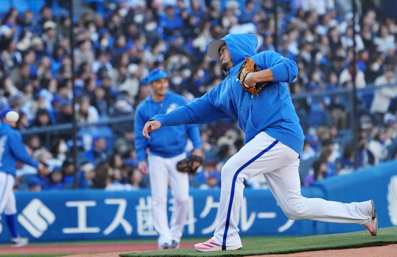 紅白戦でDeNA中川颯を真似て投球する戸柱（撮影・横山健太）
