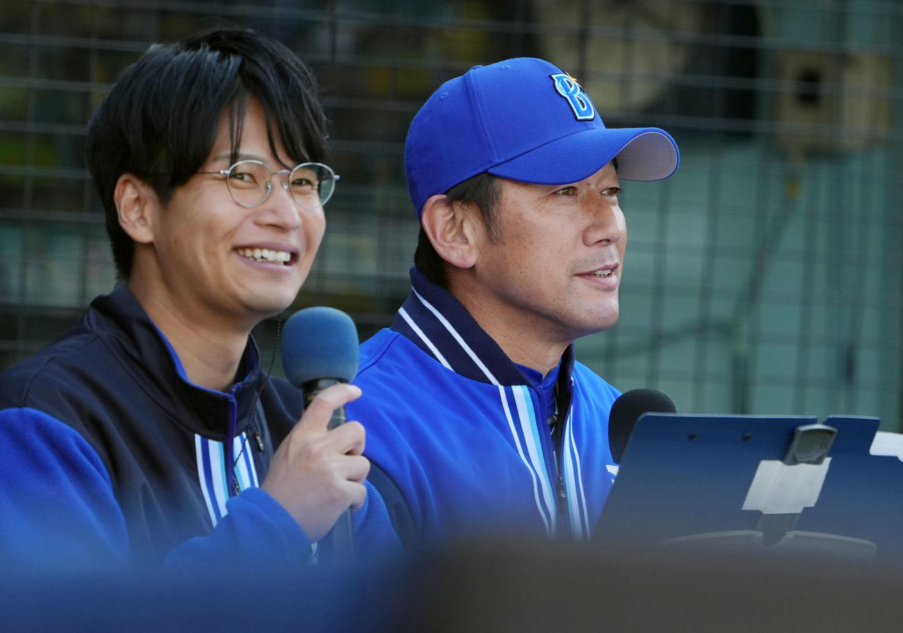 紅白戦で解説を務めるDeNA三浦監督（右）（撮影・横山健太）