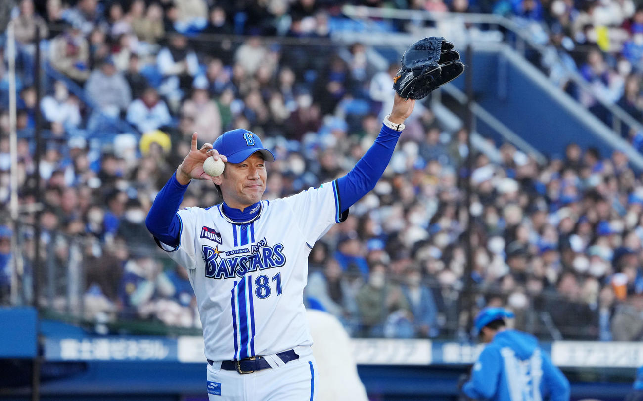 紅白戦でリリーフとして登板し声援に応えるDeNA三浦監督（撮影・横山健太）