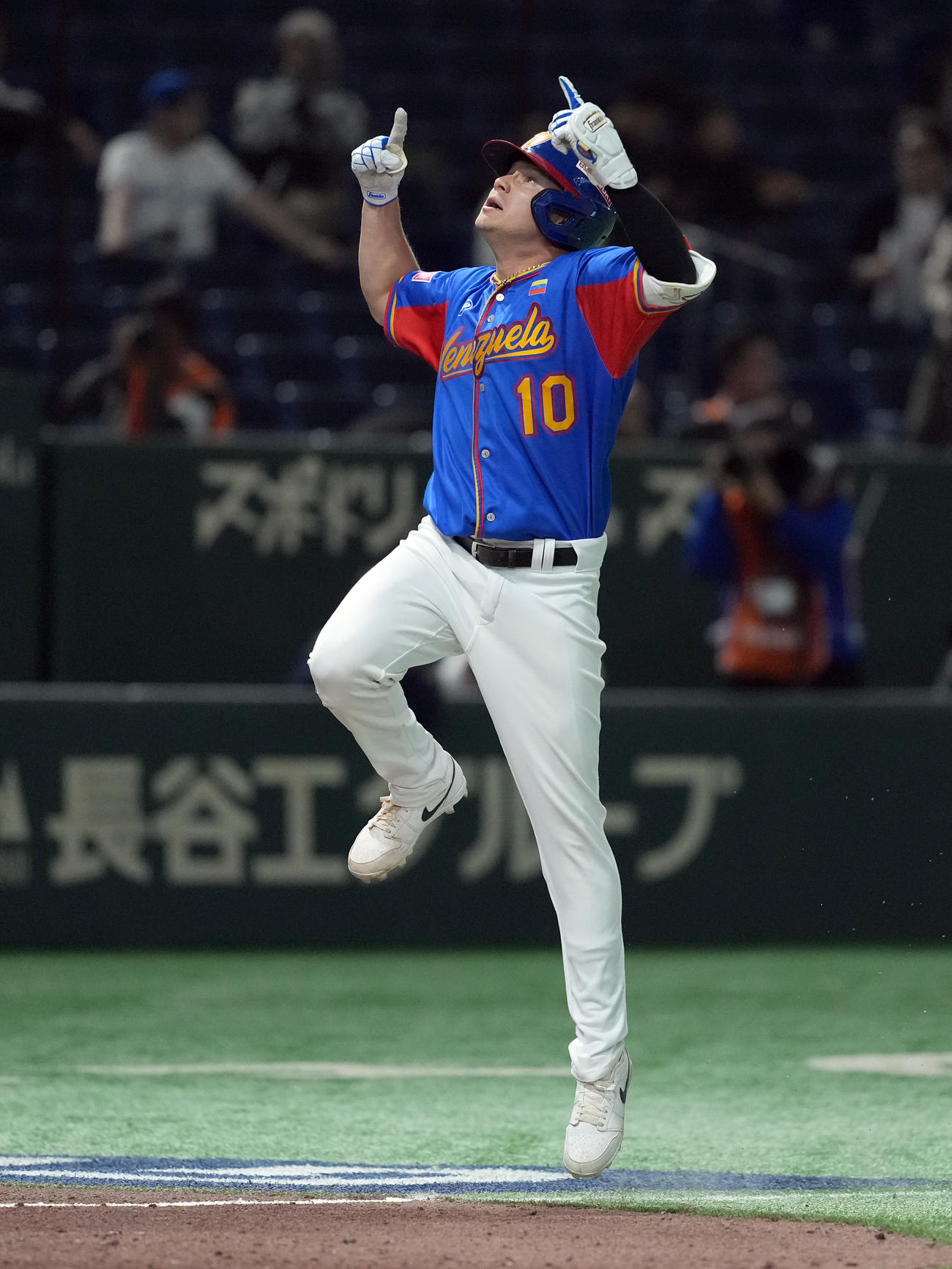 ベネズエラ対米国　8回裏ベネズエラ2死一、三塁、同点の3点本塁打を放ったDカスティジョ（撮影・たえ見朱実）