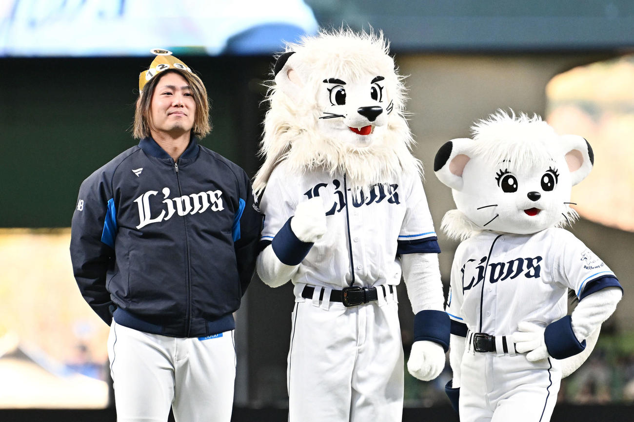 パリーグ最多三振奪取投手賞に輝いた西武今井は手作り感あふれる冠をかぶり記念撮影する（撮影・滝沢徹郎）