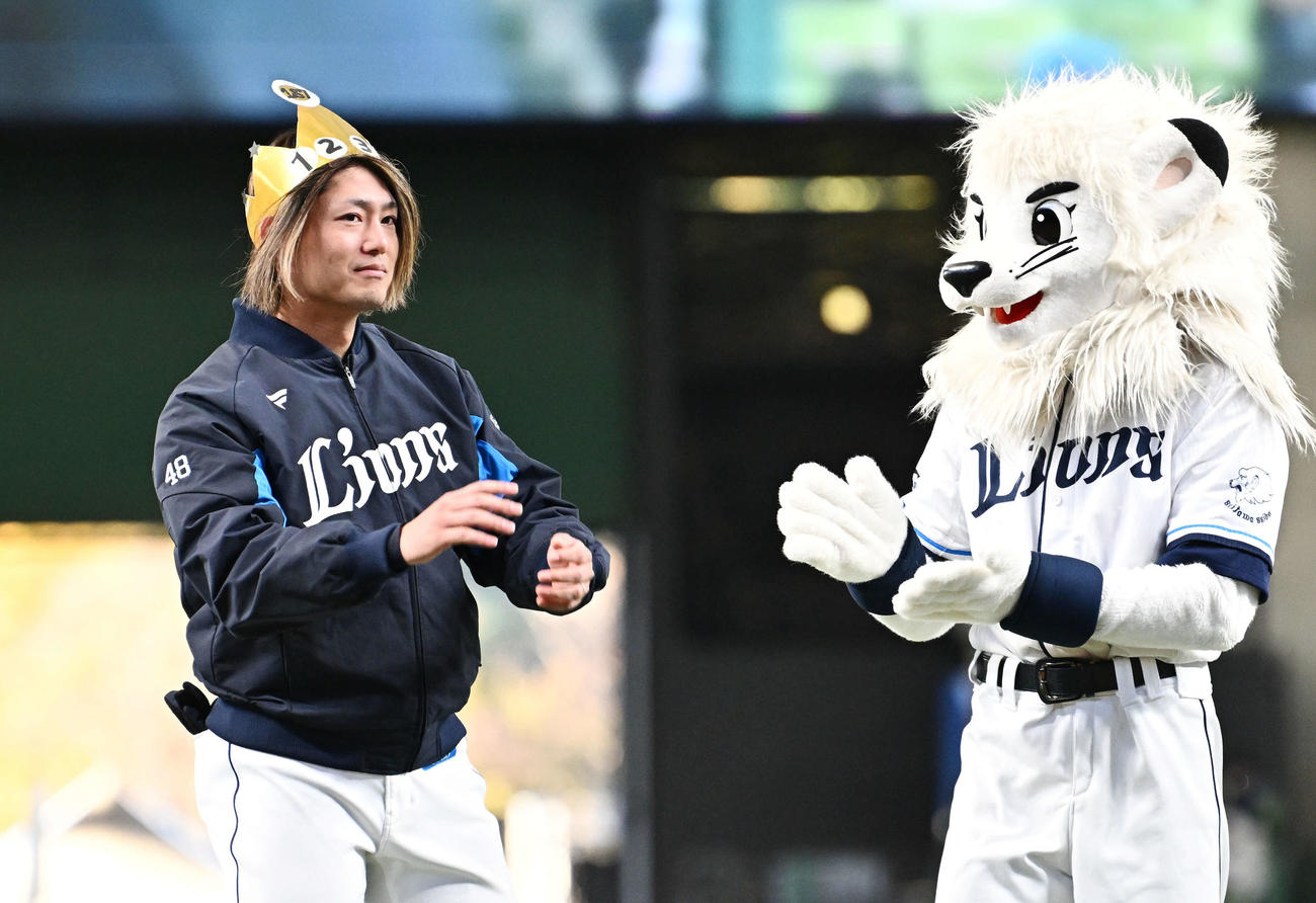 パリーグ最多三振奪取投手賞に輝いた西武今井は手作り感あふれる冠でレオから祝福される（撮影・滝沢徹郎）