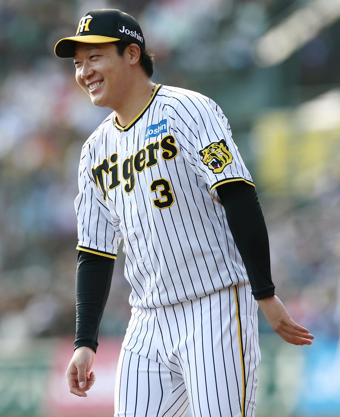 相席食堂オールスターズとの野球対決で笑顔を見せる阪神大山（撮影・前田充）