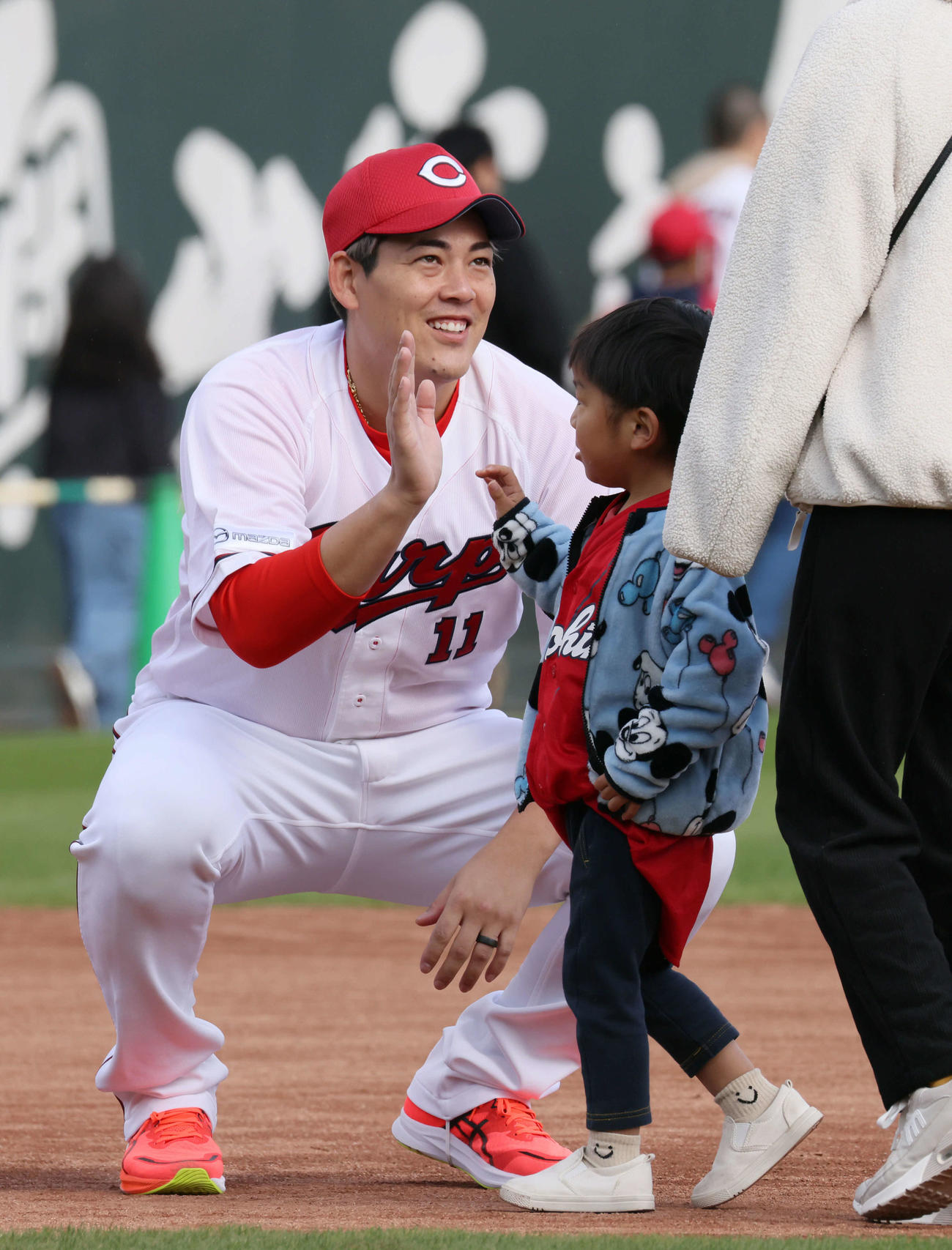 ファン感謝デーでファンとハイタッチする広島九里（撮影・加藤孝規）