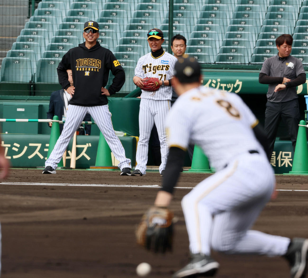 阪神】「何かあったら俺が表に…」上本打撃コーチが藤川監督からもらっ