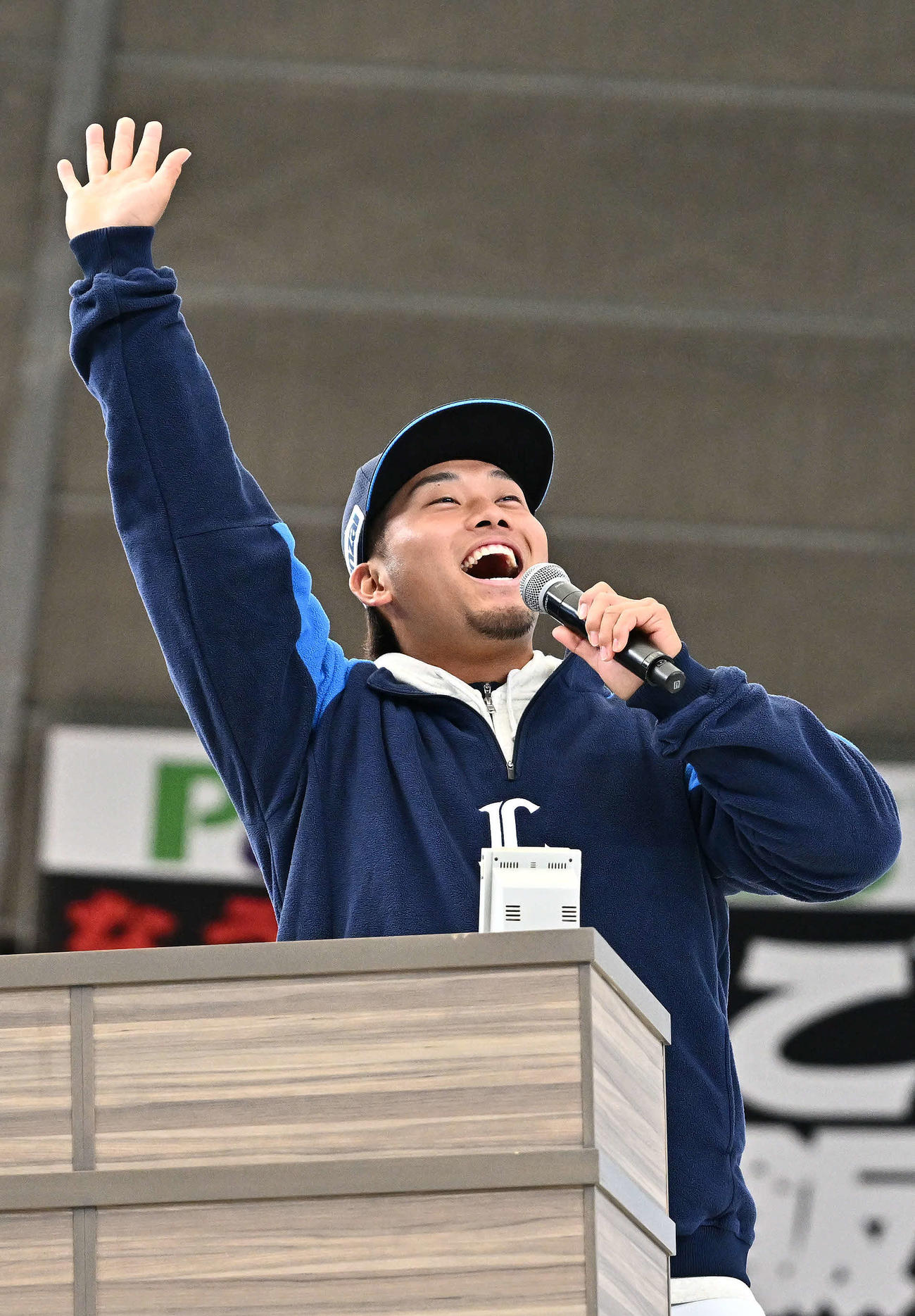 司会に臨む西武蛭間（撮影・滝沢徹郎）