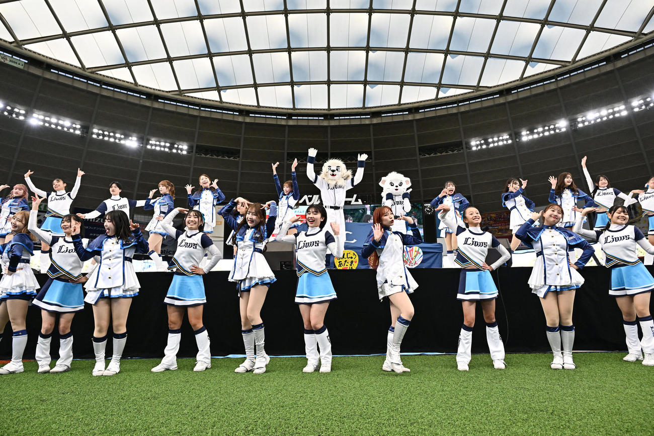 オープニングでダンスを披露するブルーレジェンズら（撮影・滝沢徹郎）