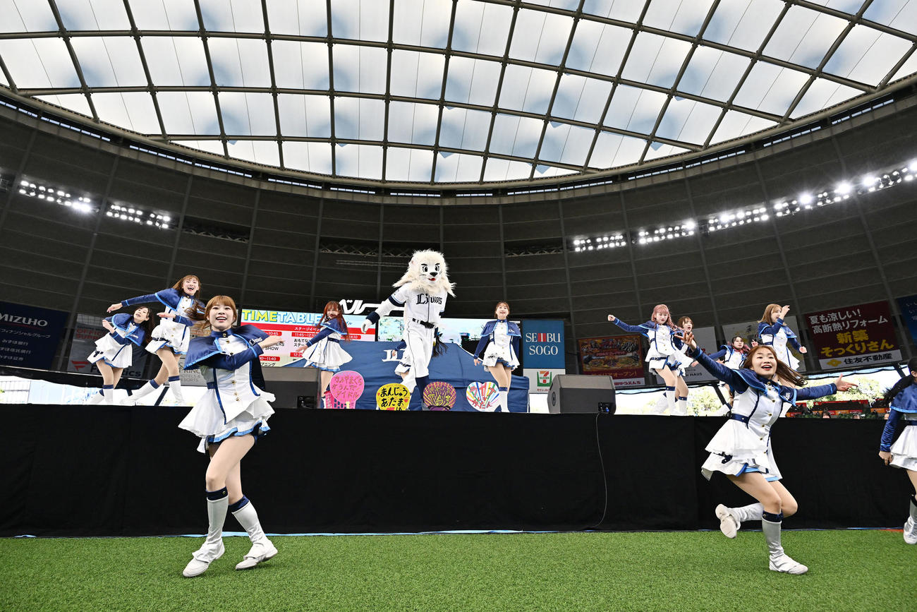 オープニングでダンスを披露するブルーレジェンズ（撮影・滝沢徹郎）
