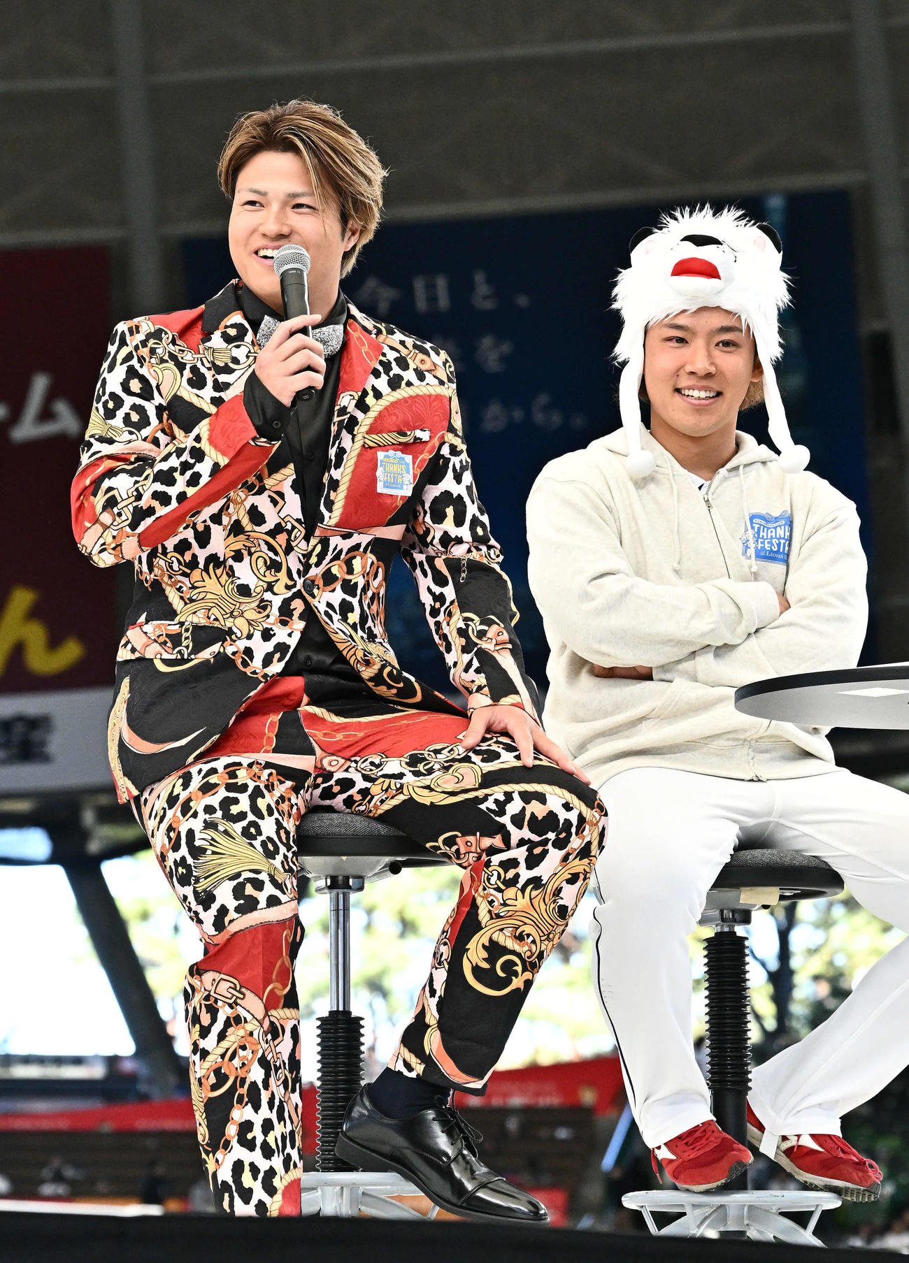 ド派手なスーツ姿で登場した西武甲斐野（左）と水上（撮影・滝沢徹郎）