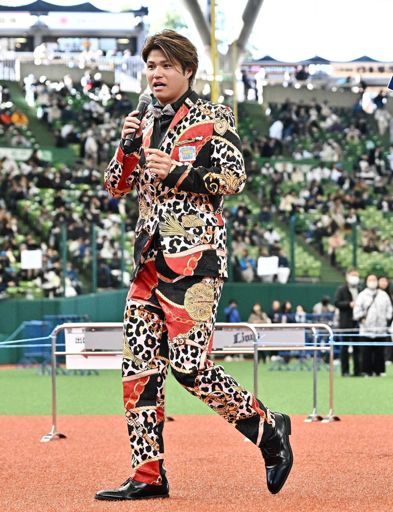 ド派手なスーツ姿で登場した西武甲斐野（左）と水上（撮影・滝沢徹郎）