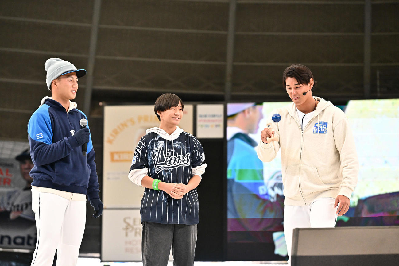 チーム対抗のけん玉対決をする西武西川（右）と長谷川（左）＝（撮影・滝沢徹郎）