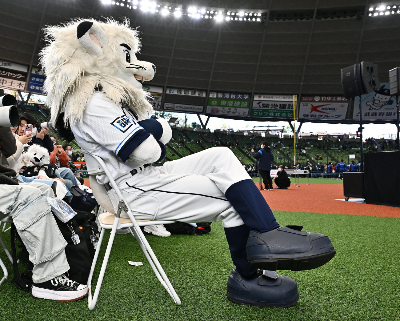 オープニングのステージを客席に座って見守るレオ（撮影・滝沢徹郎）