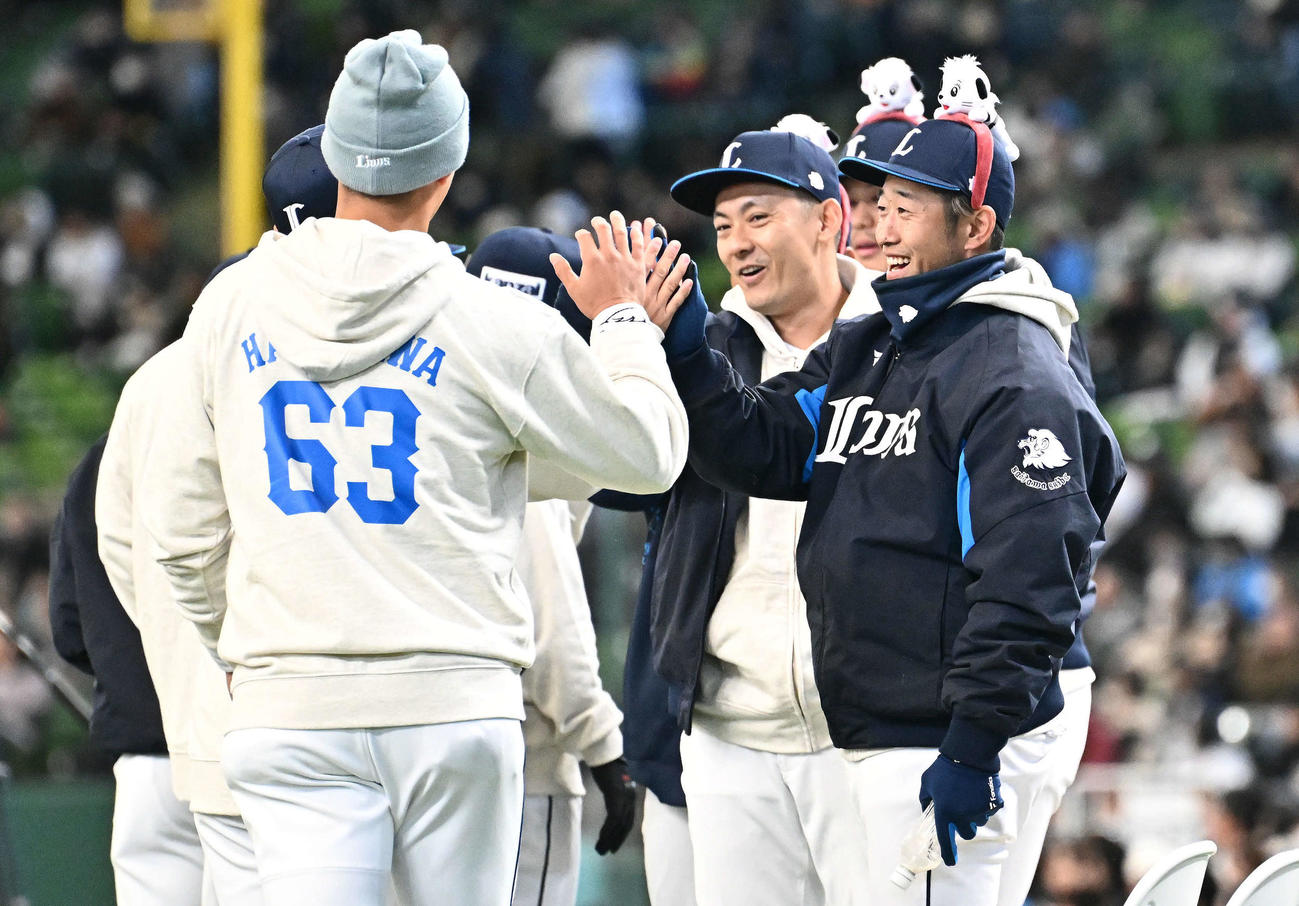 選手対抗戦でチームメートとタッチをかわす西武外崎（右）（撮影・滝沢徹郎）