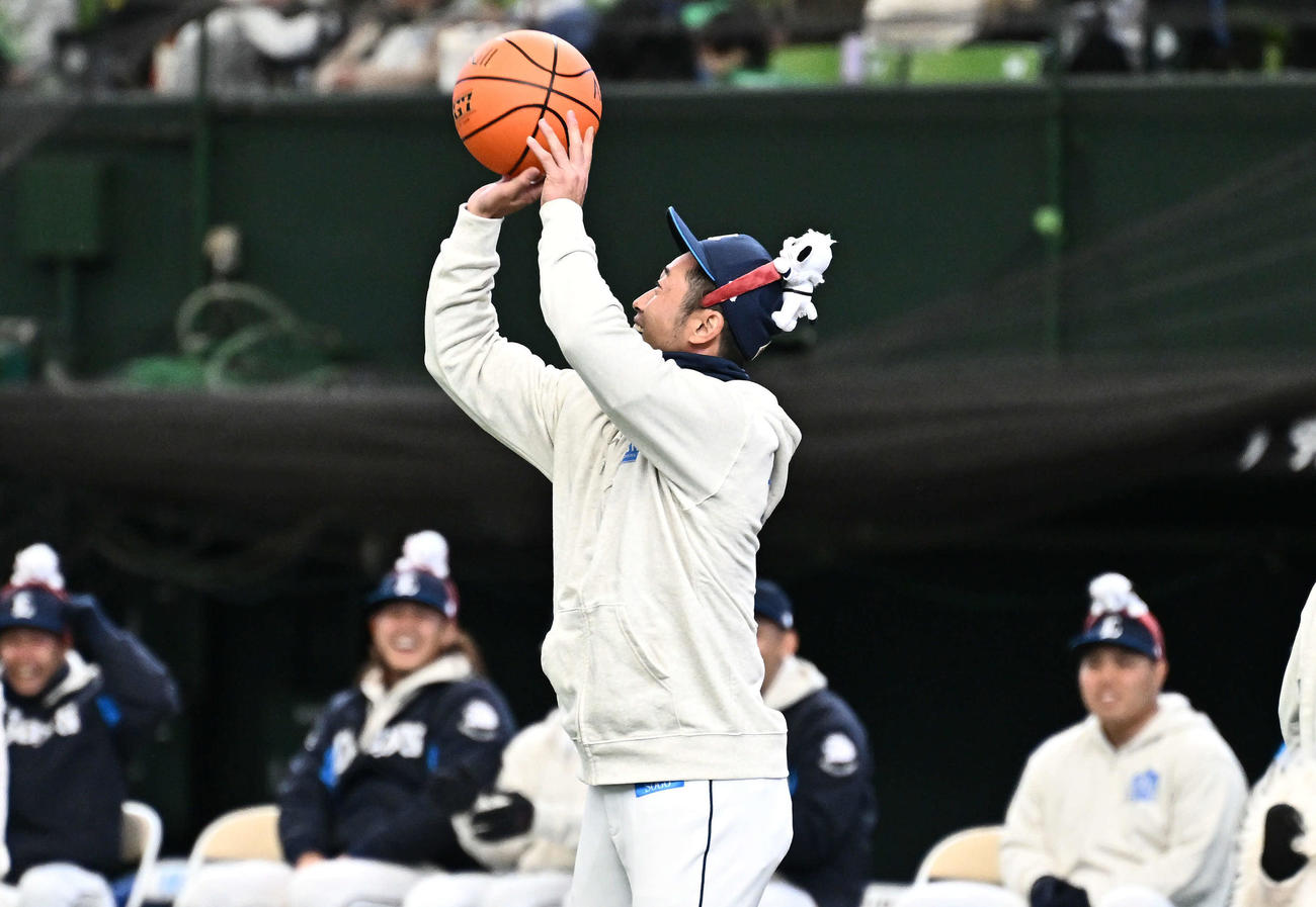 選手対抗戦でフリースローする西武外崎（撮影・滝沢徹郎）