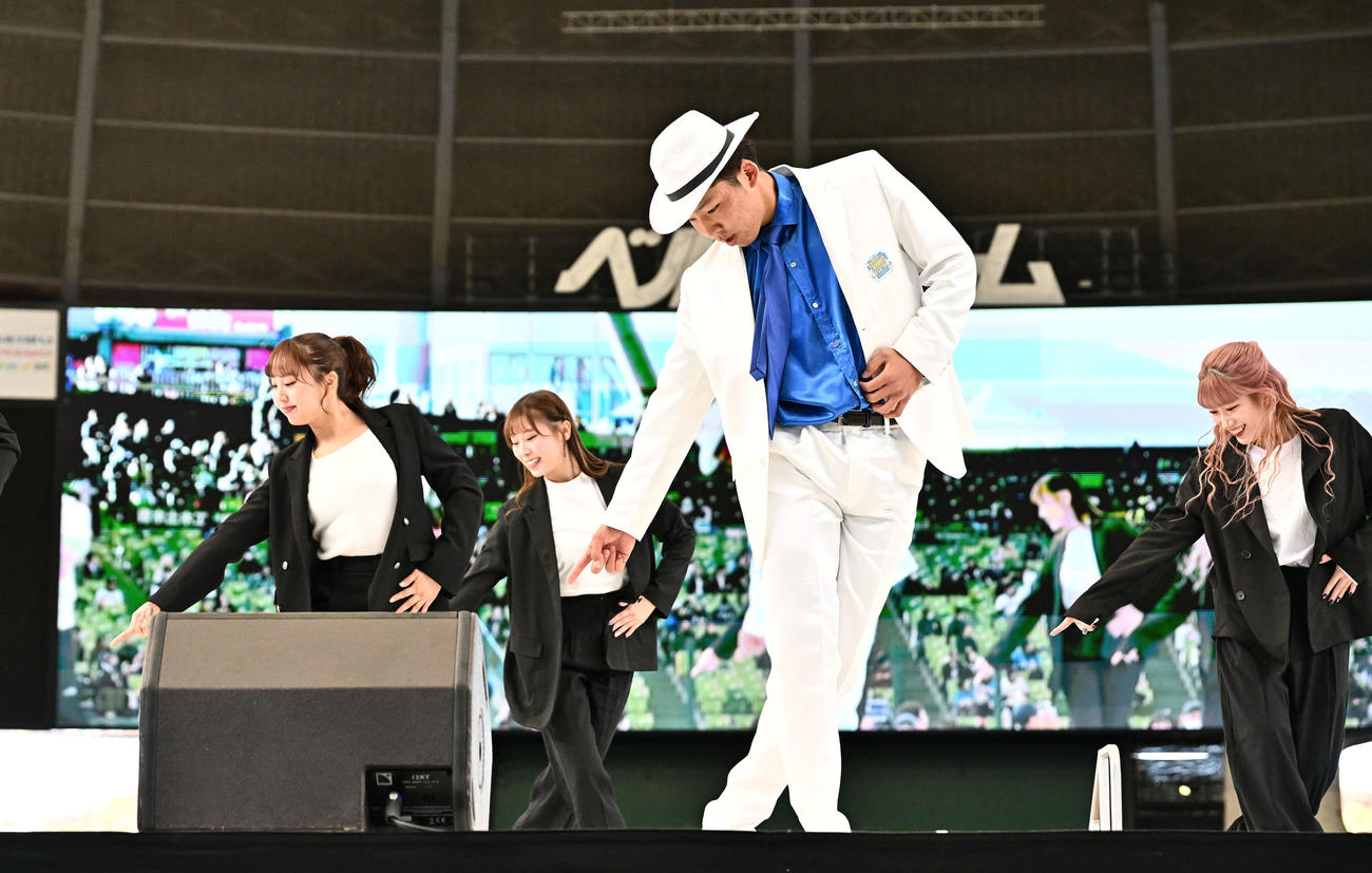 マイケル・ジャクソンのダンスを披露する西武成田（撮影・滝沢徹郎）