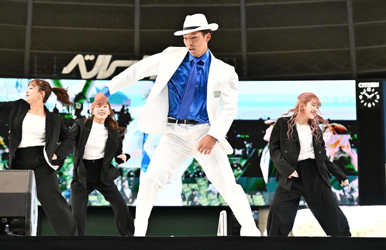 マイケル・ジャクソンのダンスを披露する西武成田（撮影・滝沢徹郎）