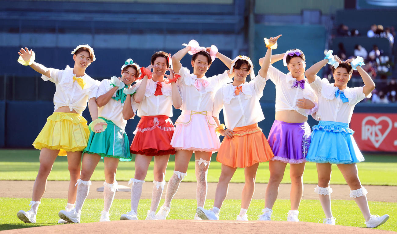 楽天ファン感謝祭で、アイドルパフォーマンスを可愛く披露した、左から大内、中島、松田、坂井、古謝、日当、青野（撮影・浅見桂子）
