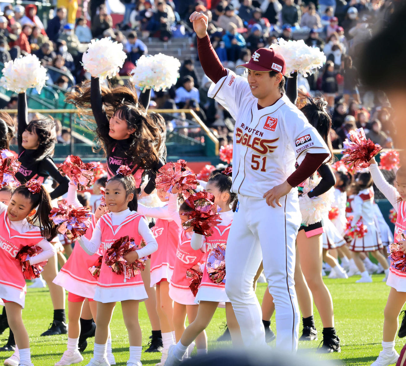 楽天ファン感謝祭でチアと共に踊る小郷（撮影・浅見桂子）