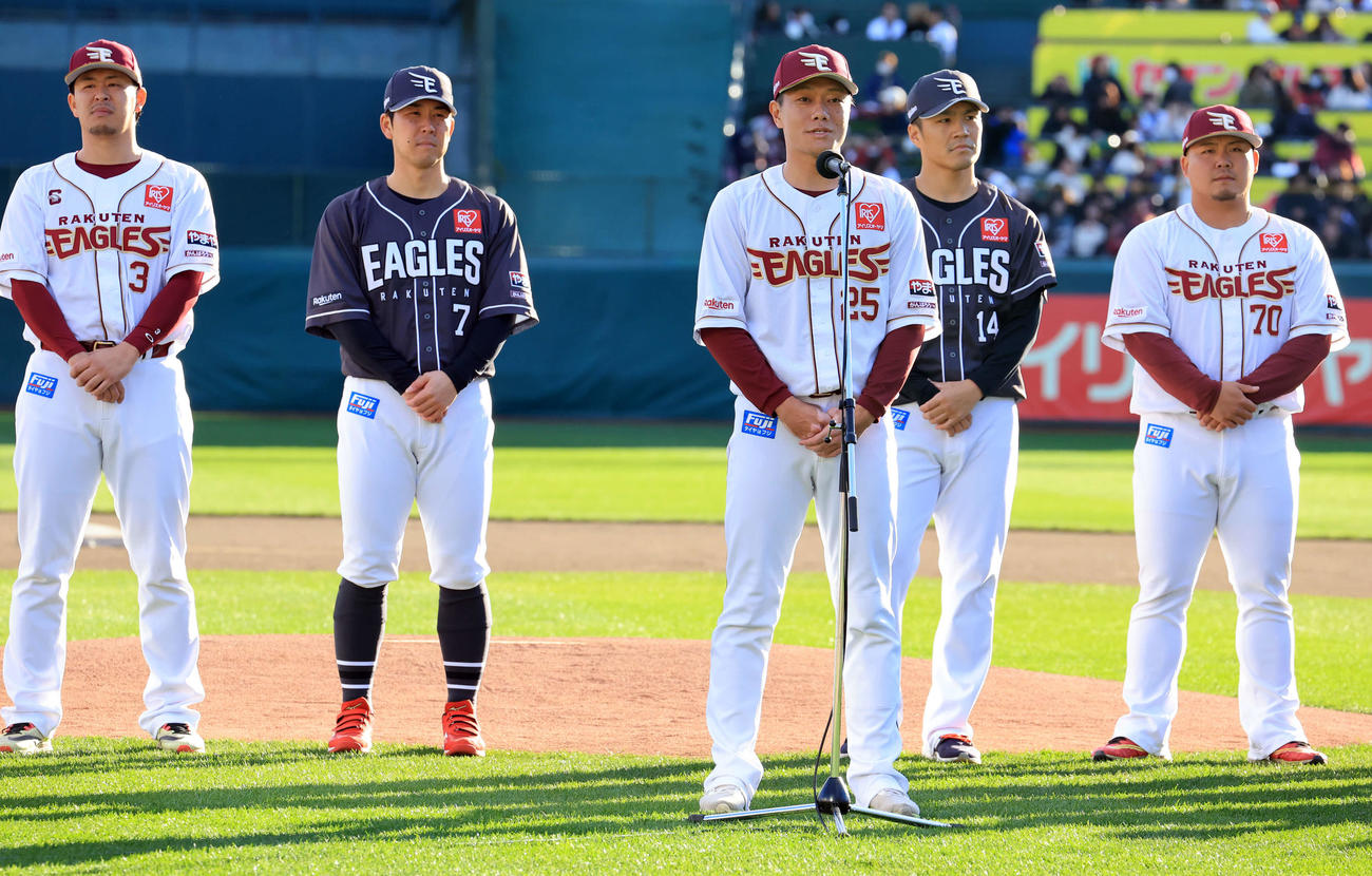 楽天ファン感謝祭で、あいさつする田中和（中央）（撮影・浅見桂子）