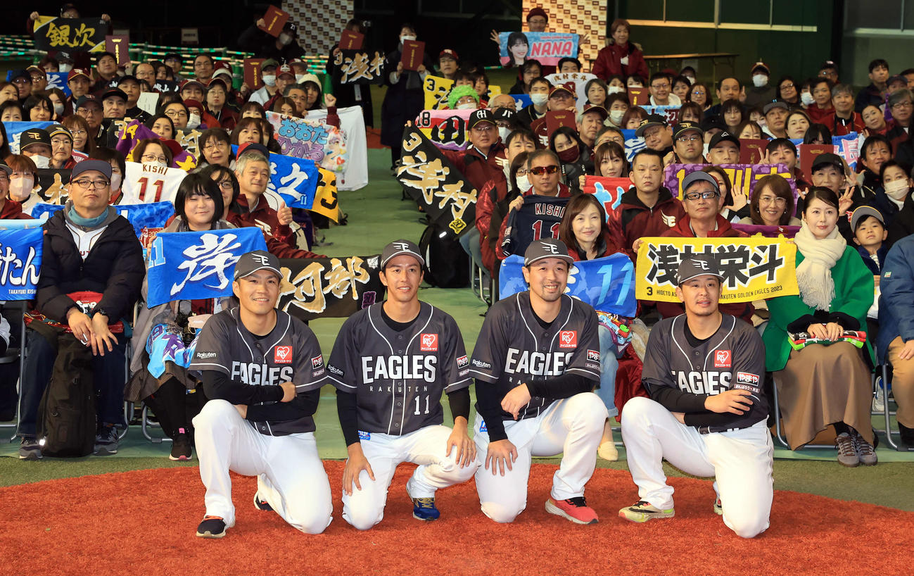 楽天ファン感謝祭で、新ユニホームでファンと記念撮影する、左から則本、岸、阿部、浅村（撮影・浅見桂子）