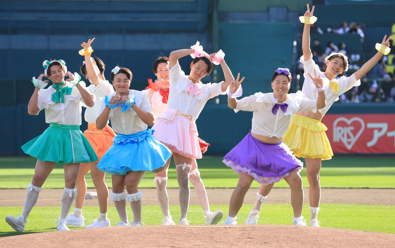 楽天ファン感謝祭で、アイドルパフォーマンスを可愛く披露した、左から中島、古謝、青野、松田、坂井、日当、大内（撮影・浅見桂子）