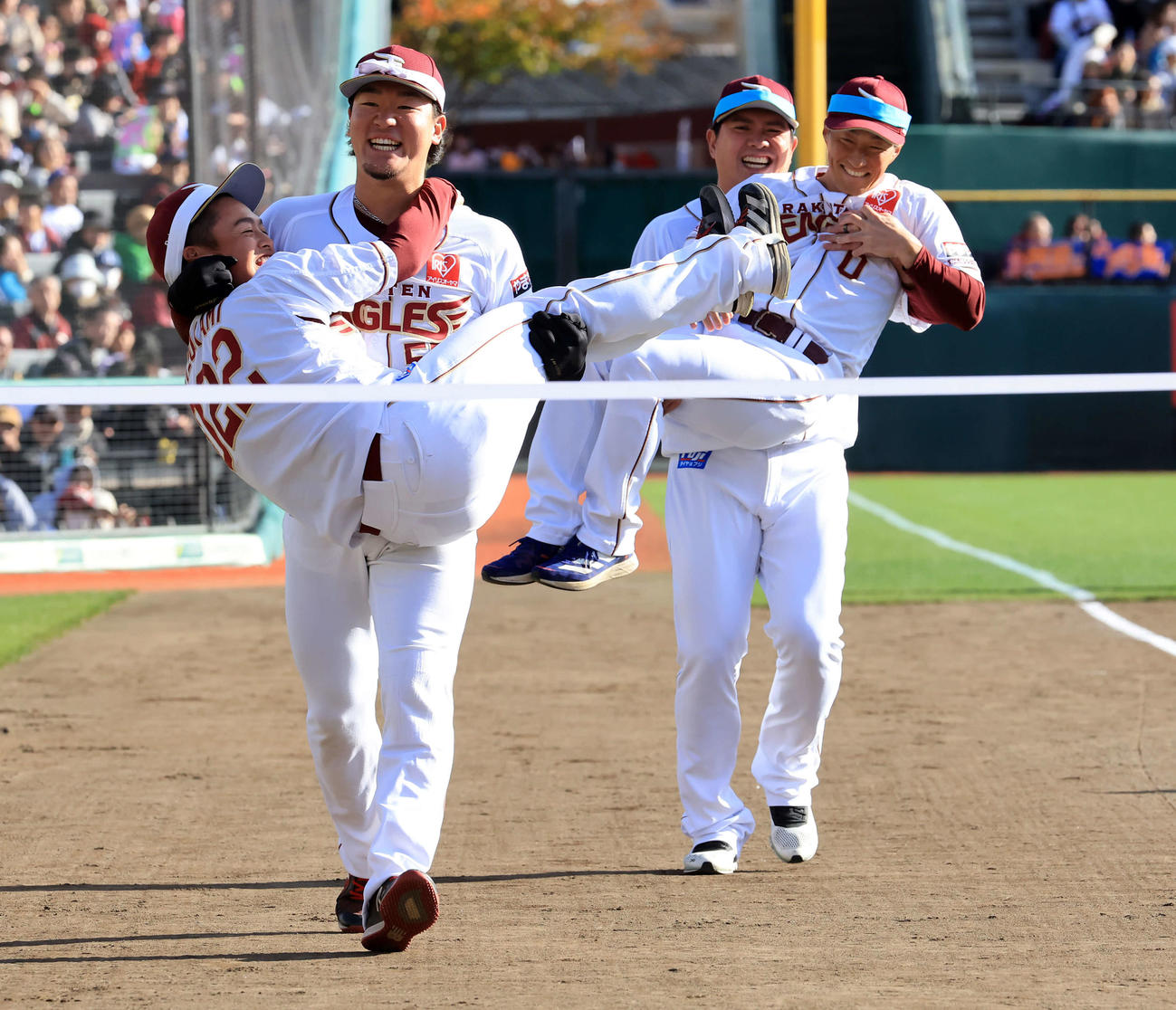 楽天ファン感謝祭での障害物競走で、水上（左手前）をお姫さまだっこしてゴールに向かう安田（左）。右奥は小深田をだっこする宋家豪（撮影・浅見桂子）