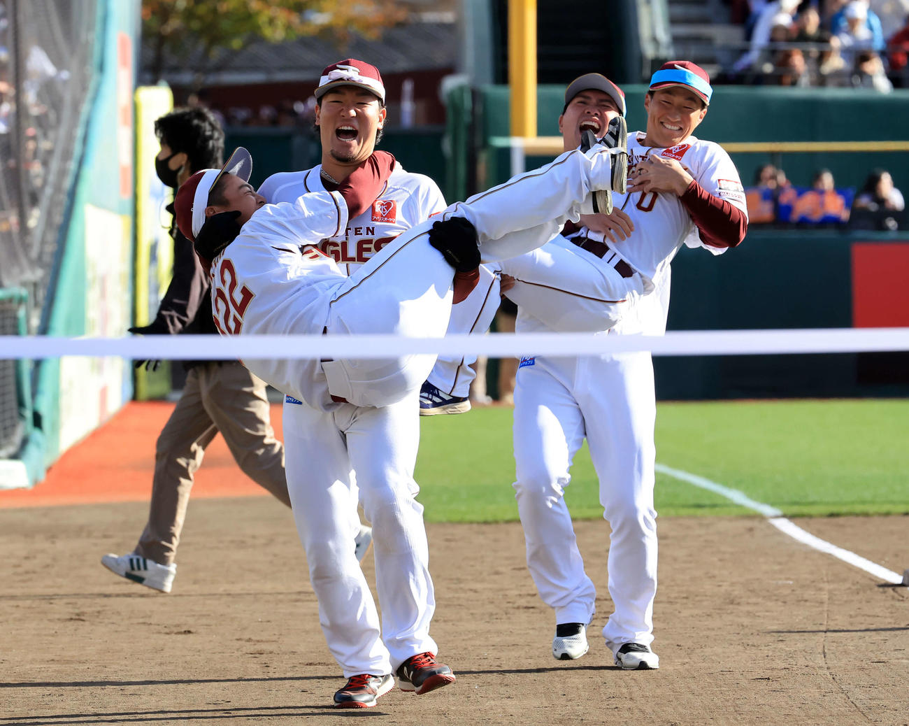 楽天ファン感謝祭での障害物競走で、水上（左手前）をお姫さまだっこしてゴールに向かう安田（左）。右奥は小深田をだっこする宋家豪（撮影・浅見桂子）