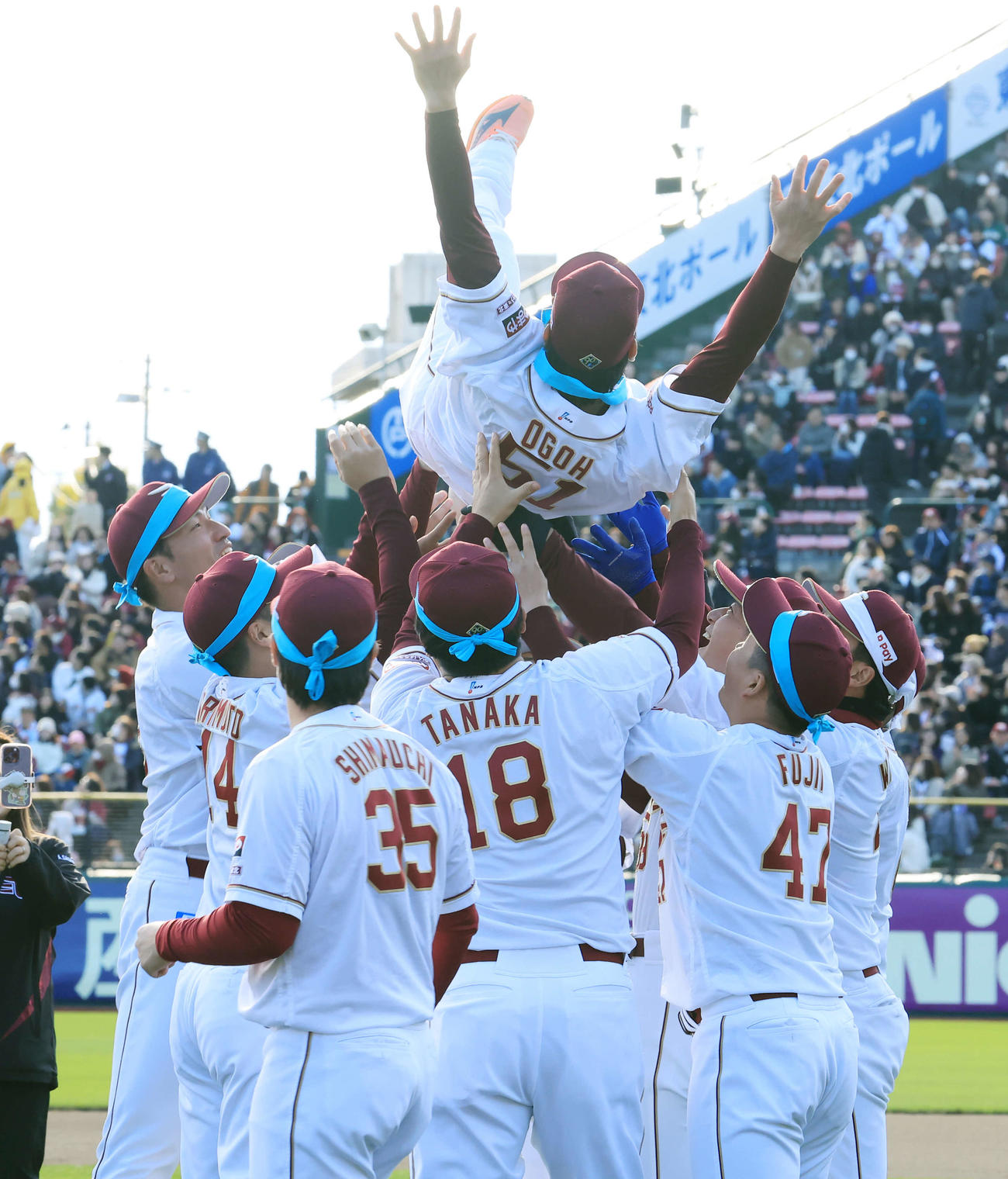 楽天ファン感謝祭での○×クイズで優勝した小郷（上）は胴上げされる（撮影・浅見桂子）