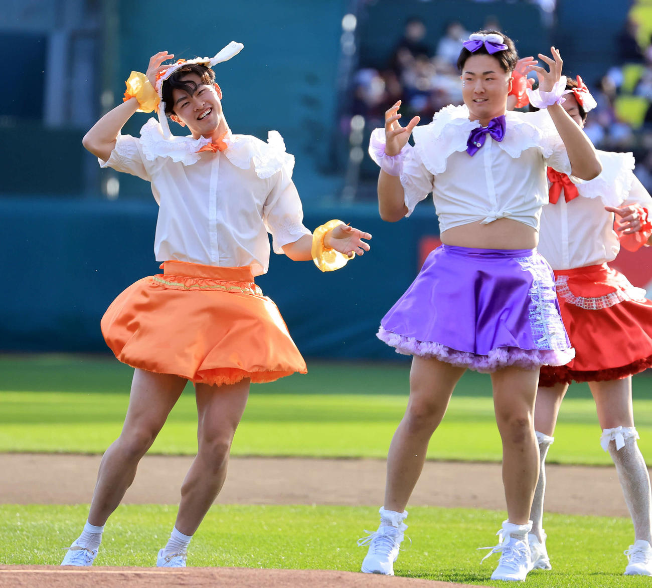 楽天ファン感謝祭で、アイドルパフォーマンスを可愛く披露した古謝（左）と日当（撮影・浅見桂子）
