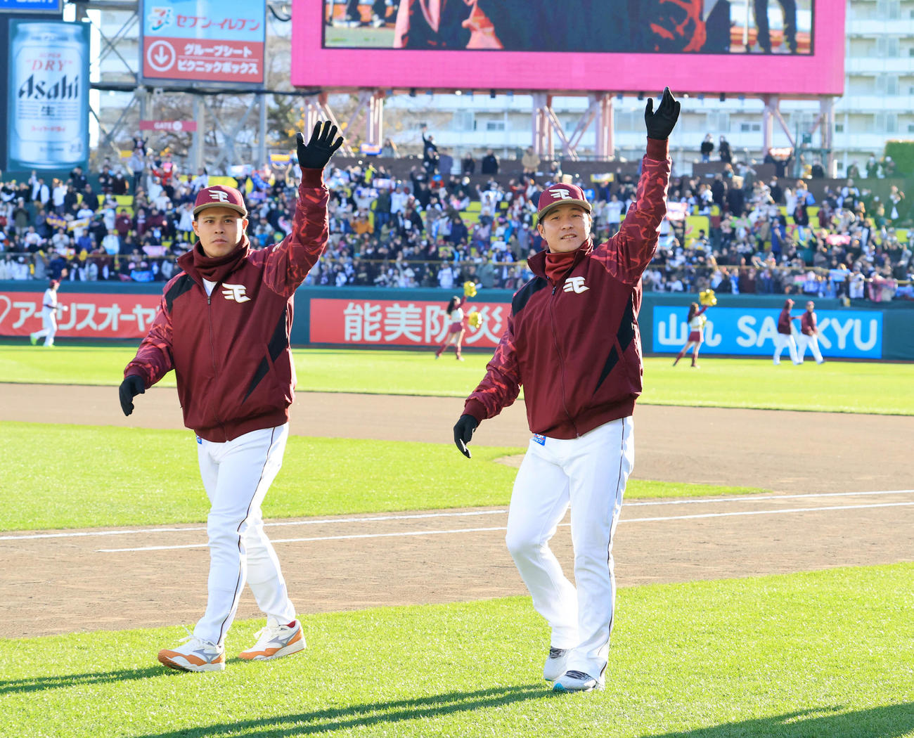 楽天ファン感謝祭での場内1周で手を振る茂木（右）。左は山崎（撮影・浅見桂子）