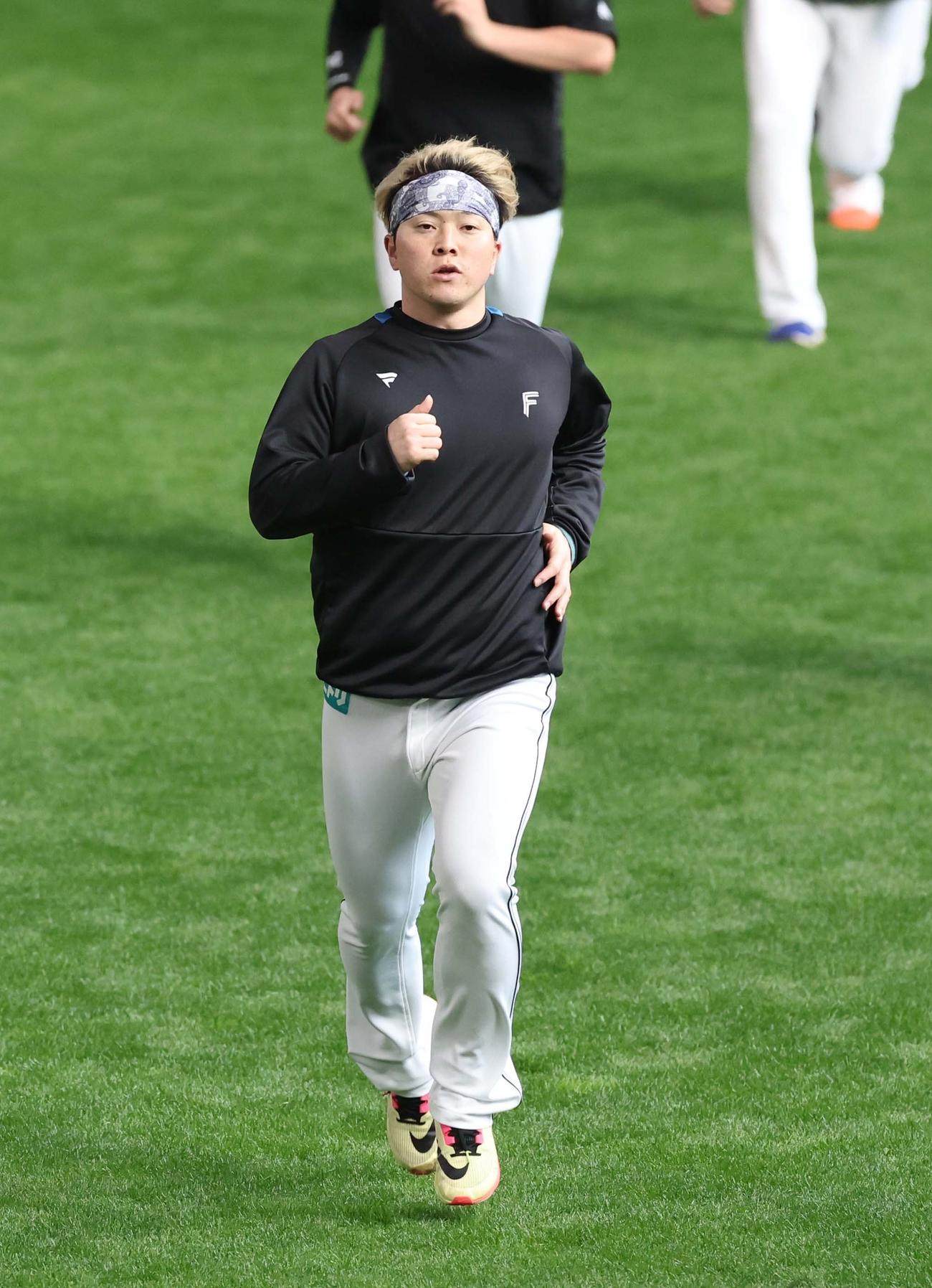 秋季キャンプでダッシュする日本ハム生田目