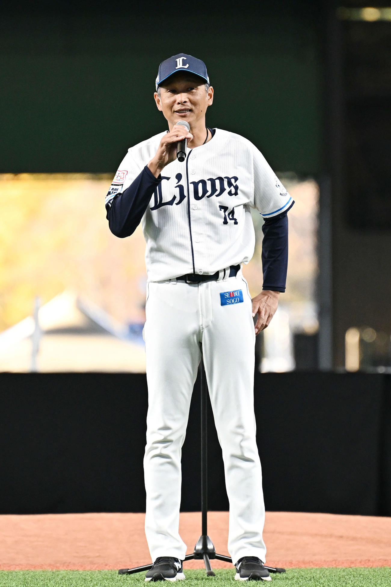 ファンにあいさつする西武西口新監督（撮影・滝沢徹郎）