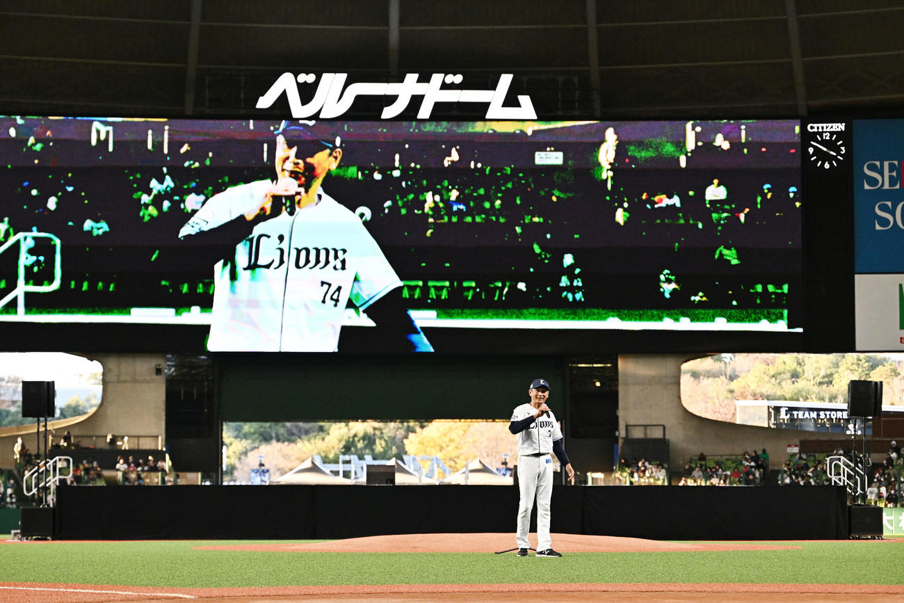 ファンにあいさつする西武西口新監督（撮影・滝沢徹郎）