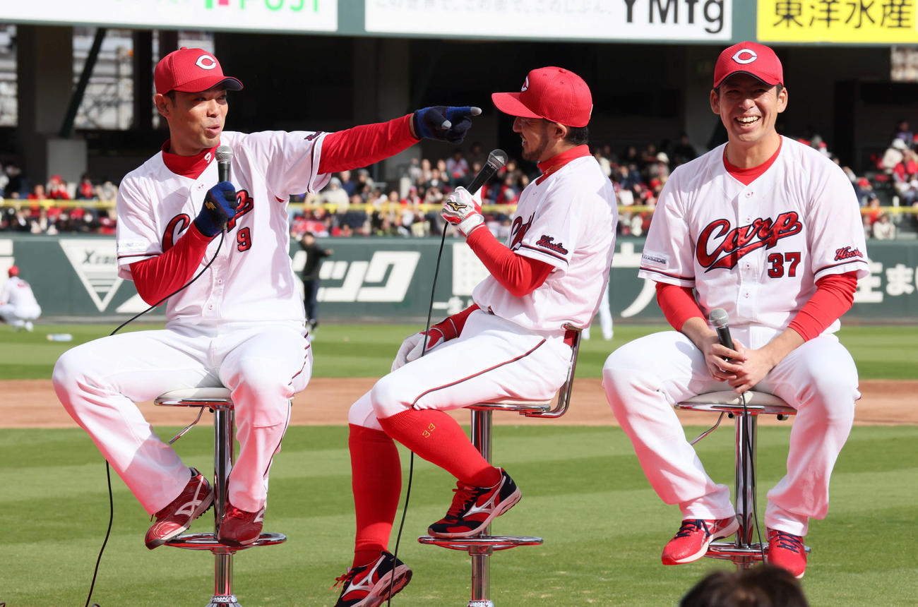 ファン感謝デーのトークショーで盛り上がる左から秋山、菊池、野間（撮影・加藤孝規）