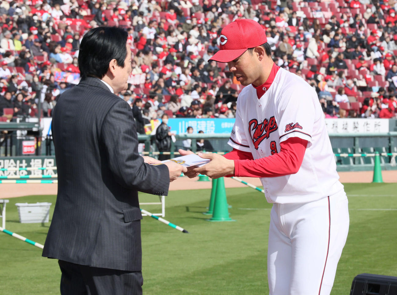 ファン感謝デーでゴールデングラブ賞の表彰をされる広島秋山（撮影・加藤孝規）