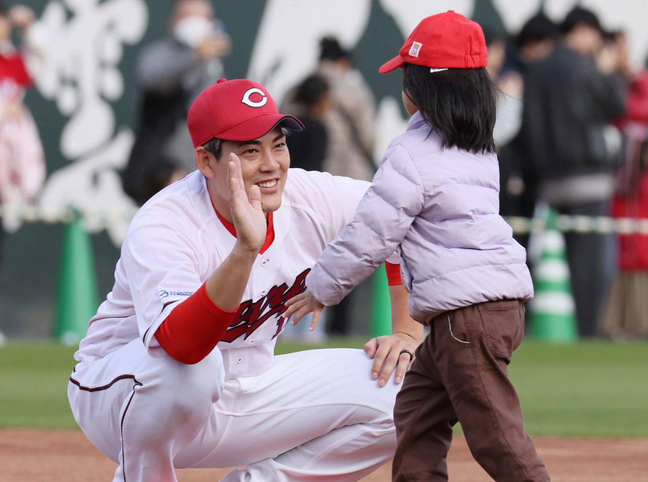 ファン感謝デーでファンとハイタッチする広島九里（撮影・加藤孝規）