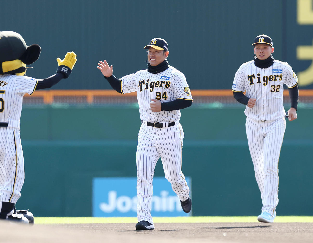 オープニングで入場する阪神原口（左）と井上（撮影・前田充）