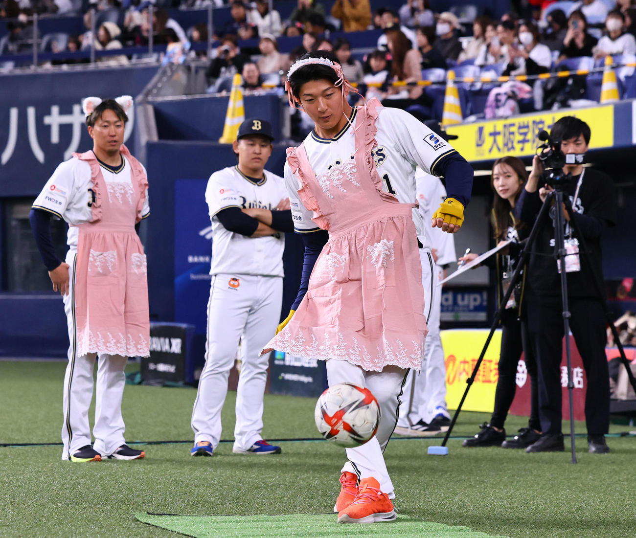 エプロンを着けて、サッカーボウリングに挑戦するオリックス山崎颯（撮影・藤尾明華）