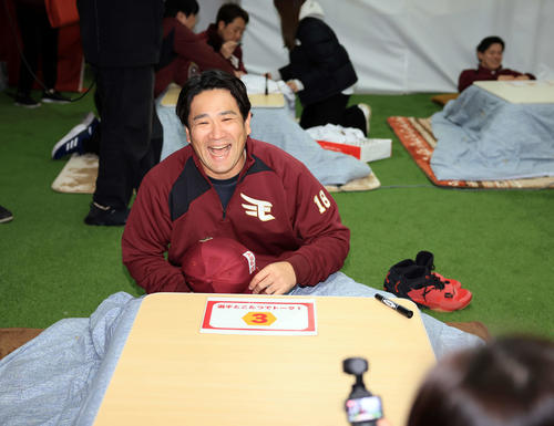 楽天ファン感謝祭で、「こたつトーク」でファンを待つ間、爆笑する田中将(撮影・浅見桂子)